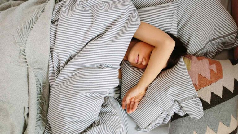 8 Tips to Help You Fall Asleep Faster and Sleep Better